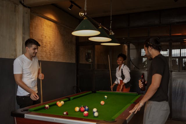 Détendez-vous dans un bar à jeux à Tarbes, où vous pourrez passer des moments ludiques entre amis autour de jeux de société et de boissons.