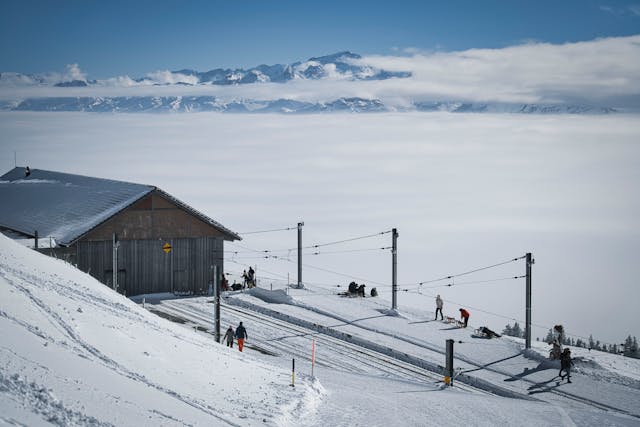 Séminaire d'entreprise dans les Pyrénées, combinant sessions de travail et moments de détente sur les pistes de ski.